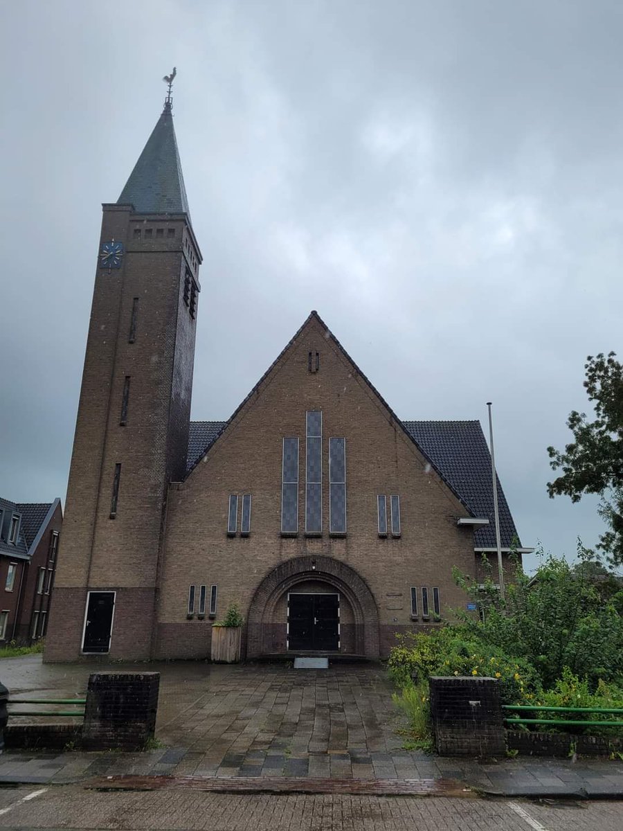 Vanmorgen de (natte) oplevering van het kerkgebouw aan de Bentinckslaan in Hoogeveen. Is weer eens wat anders dan een kantoor of bedrijfshal. De nieuwe eigenaren gaan hier vast iets moois van maken!
#kerkgebouw #Hoogeveen #vermaasbedrijfsmakelaardij #nvmbog