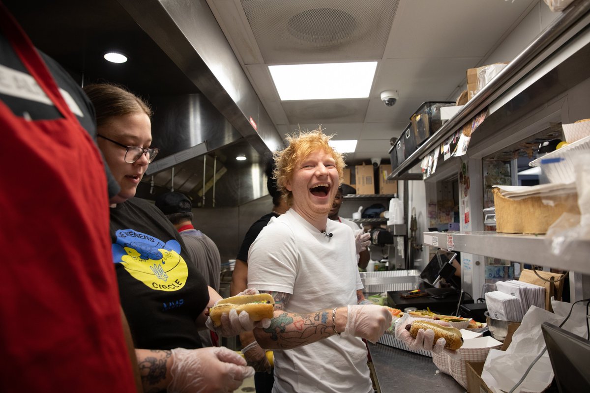 edsheeran's tweet photo. Some favourites from Chicago ❤️🌭

📸 @MarkSurridge https://t.co/sI3sBCpHgj