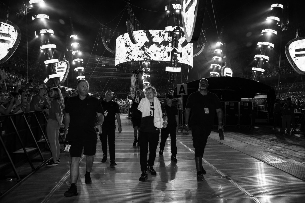 edsheeran's tweet photo. Some favourites from Chicago ❤️🌭

📸 @MarkSurridge https://t.co/sI3sBCpHgj