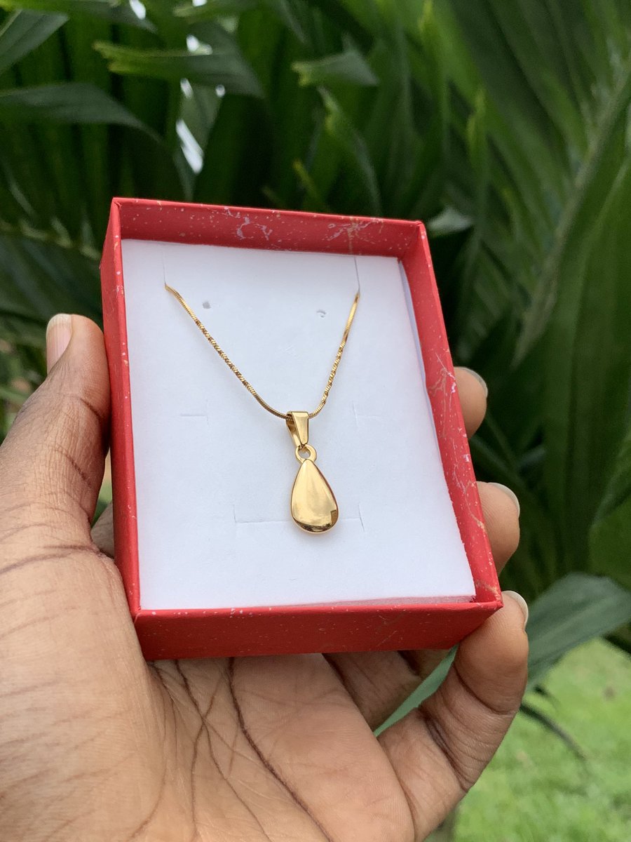 lenahaccessorie's tweet photo. When less is more in a minimal everyday necklace. #nontarnishjewelry #stainlesssteeljewelry 
Price
Chain &amp; Pendant - ₦2200
get extra pendant for your chain at ₦600 only https://t.co/VBb32pBkHZ