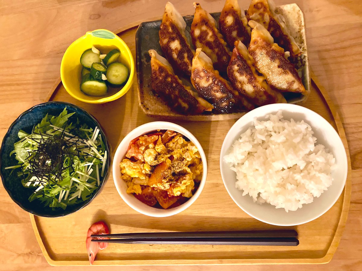 delSol1310's tweet photo. #Twitter家庭料理部
#おうちごはん
#おうちごはん𓎩𓌉𓇋 
餃子、大蒜きゅうり、水菜のサラダ、卵とトマト炒め

食べ過ぎた！ https://t.co/LsefofqGgS