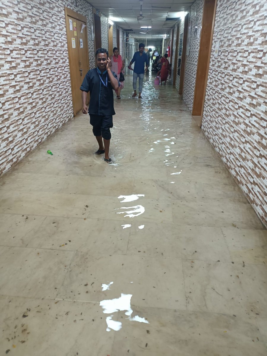 otvkhabar's tweet photo. #ଭୟଙ୍କର_ଅବସ୍ଥା:
କଟକର ଆଚାର୍ଯ୍ୟ ହରିହର କ୍ୟାନସର ହସପିଟାଲ ଭିତରେ ପଶିଗଲା ବର୍ଷାପାଣି #AcharyaHariharCancerHospital #Cuttack #HeavyRain #OTV https://t.co/CGGVtyfPOX