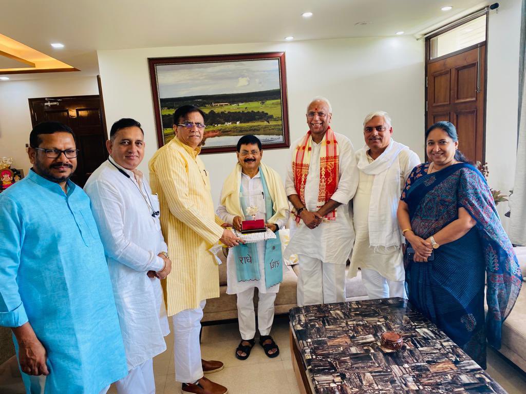 kmshambhu's tweet photo. भाजपा हरियाणा प्रदेश अध्यक्ष आदरणीय श्री ओम प्रकाश धनखड़ जी के गुरुग्राम आवास पर हरियाणा भाजपा के नवनियुक्त महामंत्री (संगठन) आदरणीय श्री फ़ानिंद्र नाथ शर्मा जी, असम व त्रिपुरा भाजपा के नवनियुक्त महामंत्री (संगठन) आदरणीय श्री जी आर रवींद्र राज़ू जी और भाजपा संसदीय बोर्ड सदस्य आदरणीय डॉ. सुधा यादव जी से मुलाक़ात।