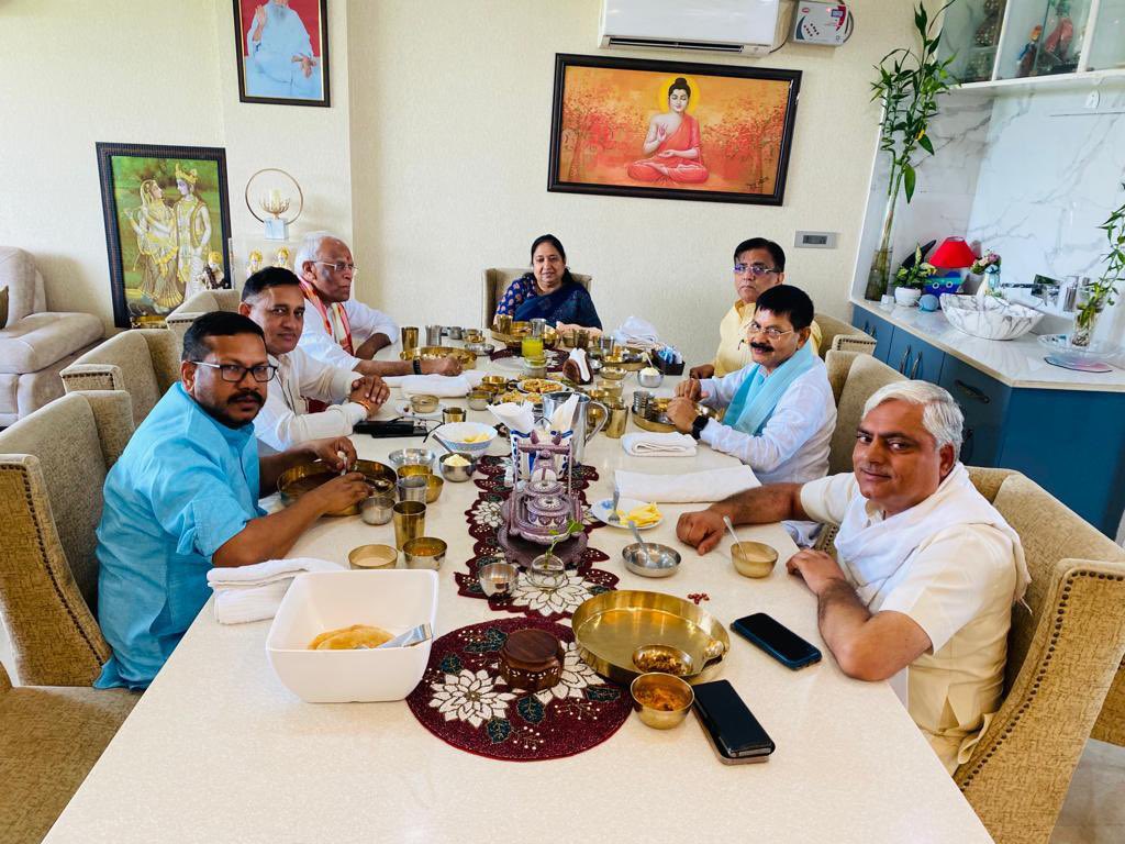 kmshambhu's tweet photo. भाजपा हरियाणा प्रदेश अध्यक्ष आदरणीय श्री ओम प्रकाश धनखड़ जी के गुरुग्राम आवास पर हरियाणा भाजपा के नवनियुक्त महामंत्री (संगठन) आदरणीय श्री फ़ानिंद्र नाथ शर्मा जी, असम व त्रिपुरा भाजपा के नवनियुक्त महामंत्री (संगठन) आदरणीय श्री जी आर रवींद्र राज़ू जी और भाजपा संसदीय बोर्ड सदस्य आदरणीय डॉ. सुधा यादव जी से मुलाक़ात।