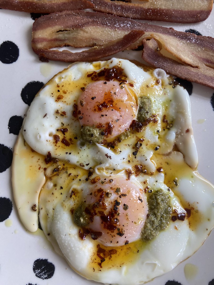 Filth. Pesto and chilli oil eggs. Mmm 😋