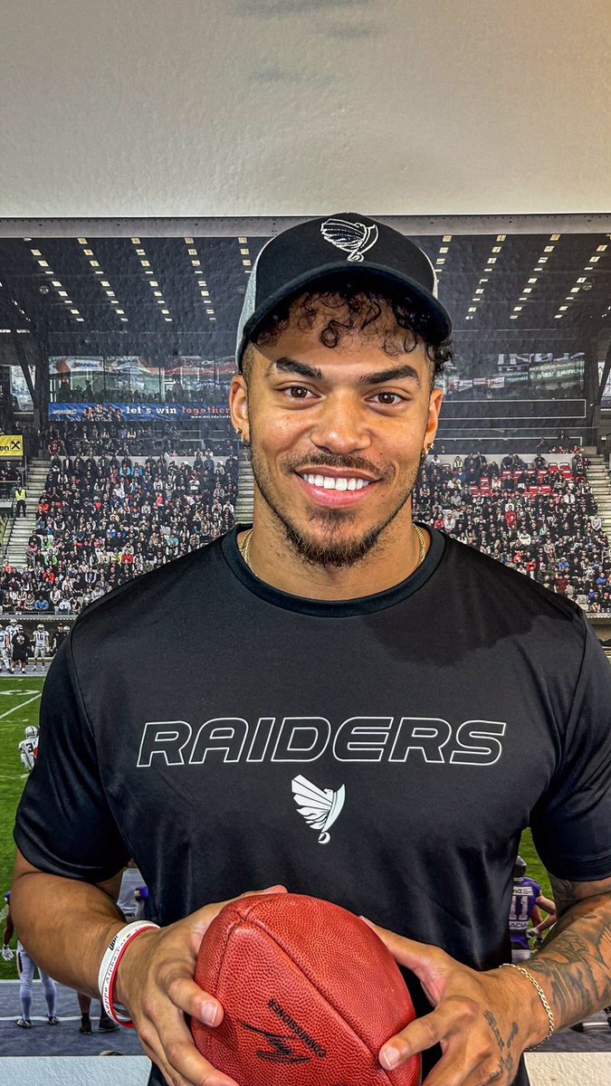 WELCOME IN BLACK, TREVON 🏴‍☠️ 🇺🇸 Trevon Sidney joins the RAIDERS Tirol. The US-American wide receiver played for the USC Trojans, among others, and now wants to prove his abilities in the highest European league. #WeAreRaiders #WeAreEurope