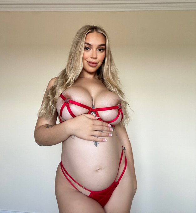 Pregnancy got me feeling sexier, would you agree?😉 https://t.co/DaN6BnN9rJ
