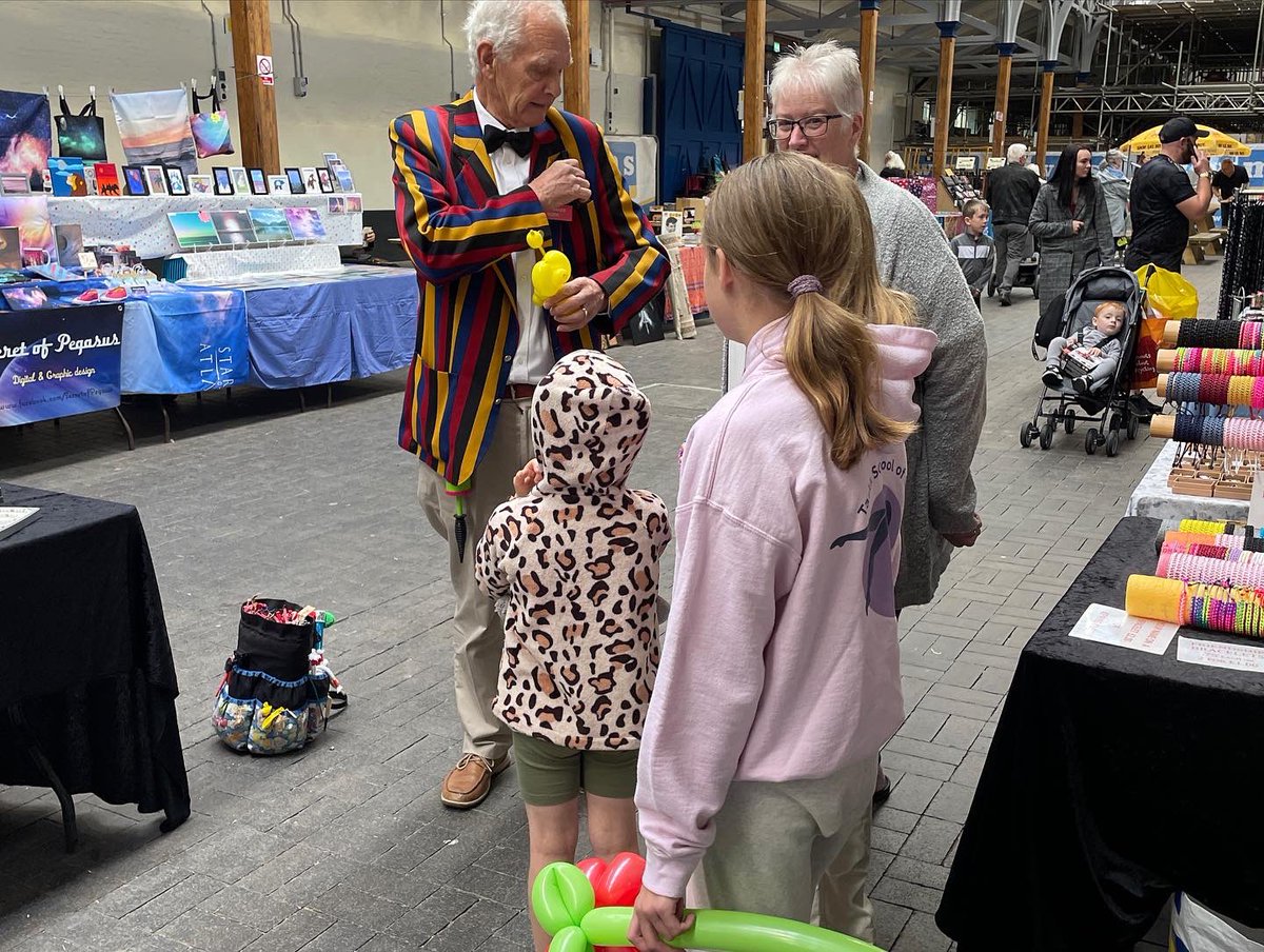 🎉 TODAY at Barnstaple Pannier Market! 🎈 Magician Dave Hendy is here to mesmerise and entertain with FREE balloon gifts and incredible magic tricks! 🎩🐰 Bring the kids along for a day of wonder and fun until 4pm.