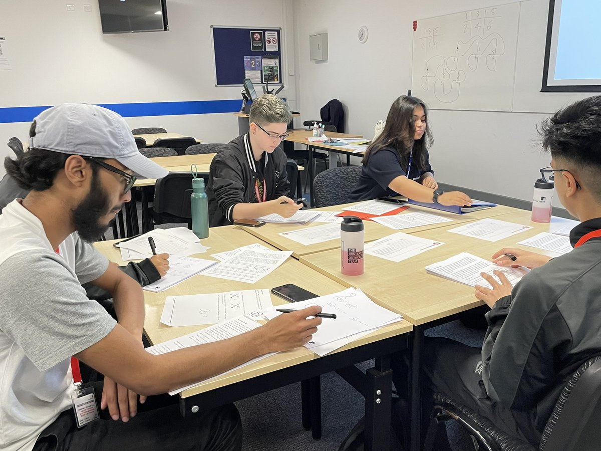 UoL_Contextual's tweet photo. Did you know there is a whole area of mathematics about knots? Our RfE students do now thanks to @STEMatLeeds 🪢 #RFESS23 https://t.co/U3KTn34rxd