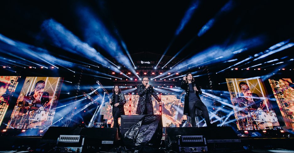 ideakreasi2's tweet photo. Otello Asia x Redline Kreasindo berhasil menggelar konser #FirstTimeInHistory Pertamina, Livin’ by Mandiri, Telkomsel - “DEWA 19 featuring ALL STARS – STADIUM TOUR 2023” di kota pertama Stadion Manahan Solo – Sabtu 29 Juli 2023 yang lalu. https://t.co/fS5e3y6srO