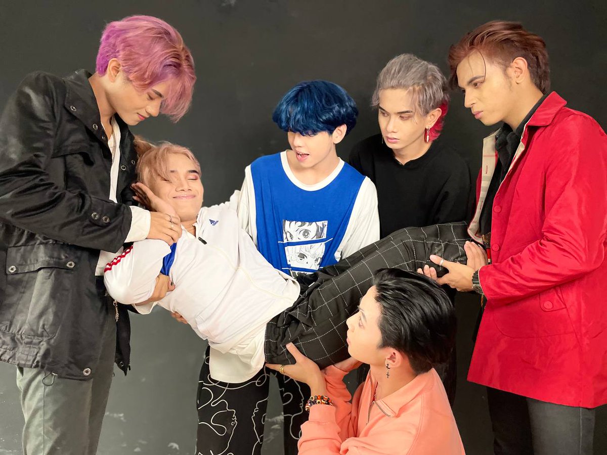 DeAstraOfficial's tweet photo. ~

A rare photo of our maknae (senji) carrying our hyung (CN)🤣

#DeAstra https://t.co/0F9l1kmrOj