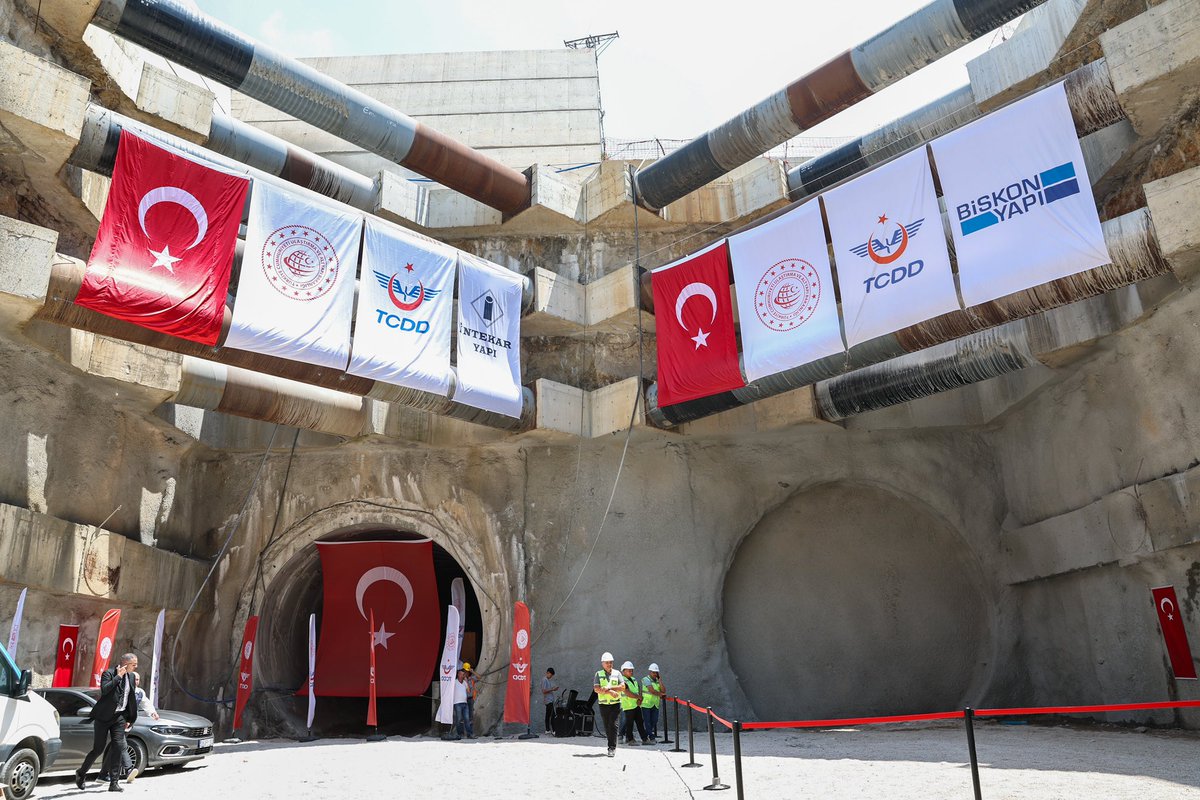 Ulaştırma ve Altyapı Bakanımız Abdulkadir Uraloğlu ile birlikte Bahçe- Nurdağı Varyantı Demiryolu Tüneli Işık Görme töreninin açılışını yaptık.🛣️

Böylece Bahçe - Nurdağı hattı 32,5 km’den 17 km’ye düşecek. Ayrıca hem zaman hem de enerji tasarrufu sağlanacak. 🚊 

Hayırlı uğurlu