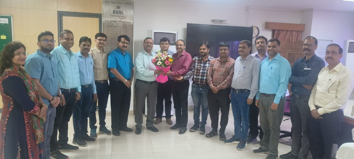 CSSNEAMP's tweet image. SNEA MP Team led by Shri Manish Kumar Khare ,Shri R K Deepak ,Shri JL Vishwakarma,Shri Kamal Narayan Rawat and Shri Rabin Gupta other OBs and activists greeted Shri SK Bidwai sir on assumption of charge of CGM MP Circle.
RK Deepak CS MP