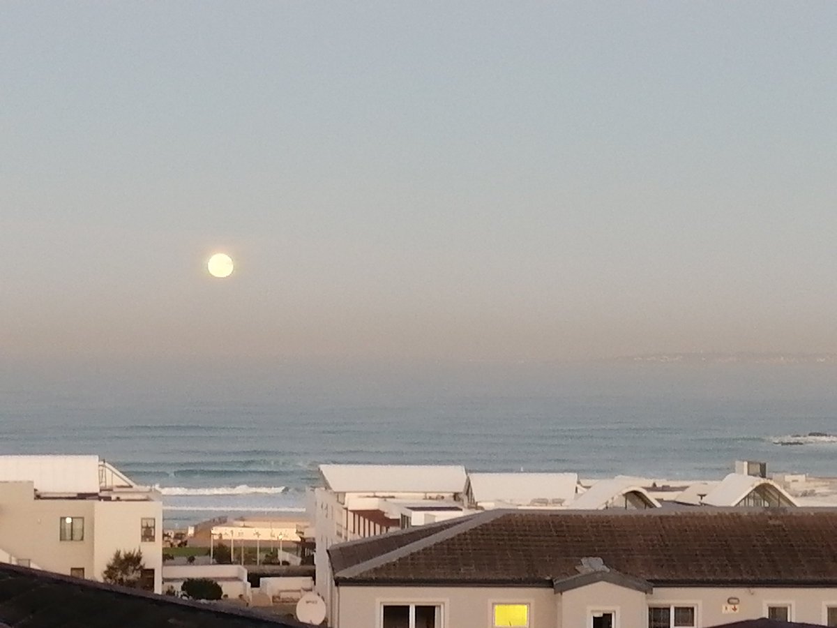 StephenHolt66's tweet photo. Moonset this morning https://t.co/d8yTIPixrW