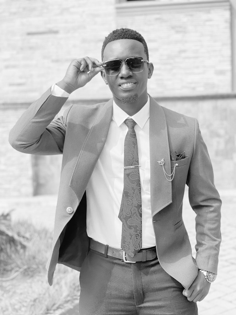 k_kabashambo's tweet photo. @tvwestUG @Lithan_Mc1 Mukuru wecyanga aha kinihiro nkakuronda wabura but thanks for the #proggie please Toss me #KANYANA by kagame omucwezi ninga omukankana am in Kazo watching u ondamukyize @icemandj256 happy new month @Lithan_Mc1 and @tvwestUG fans https://t.co/3B2y6eIR4j