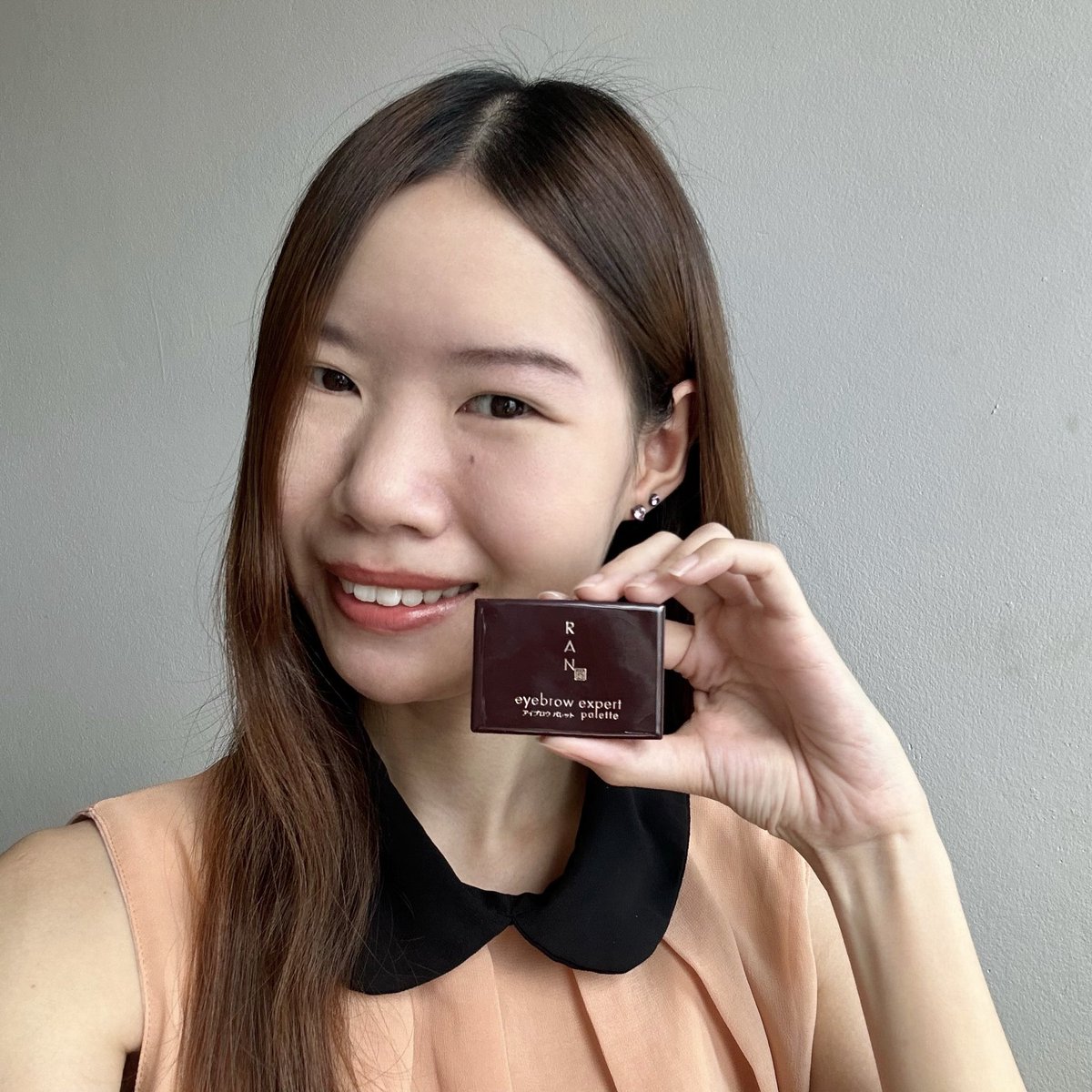 mutmeeq's tweet photo. ตั้งแต่ใช้พาเลทเขียนคิ้วแบบฝุ่นของ RAN eyebrow expert palette @Rancosmetic แล้วติดใจมาก เนื้อเนียนละเอียด เขียนง่าย เหมาะกับมือใหม่มากๆ มี 2 เฉดสีในตลับเดียว และที่สำคัญ กันน้ำ กันเหงื่อได้อีกด้วย ดีมากๆ💖 #ใช้ดีบอกต่อ #howtoperfect https://t.co/P8JajLGwad