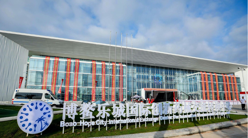 HainanToday's tweet image. China’s first clinical #surgery with #SmartBone® on Demand™ was completed at Ruijin Hainan Hospital in the Boao Lecheng Pilot Zone of International Medical Tourism on July 29th.
