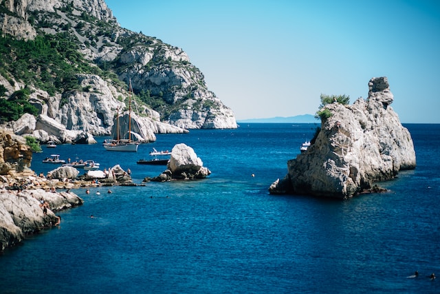 Ça va commencer à se voir que la France se moque de la protection marine…

Depuis 2005, le même braconnier a été interpellé DIX FOIS en train de pêcher illégalement dans le Parc national des Calanques.

De nouveau en 2022.

La réponse de l'administration ?

RIEN. Silence. 🧵