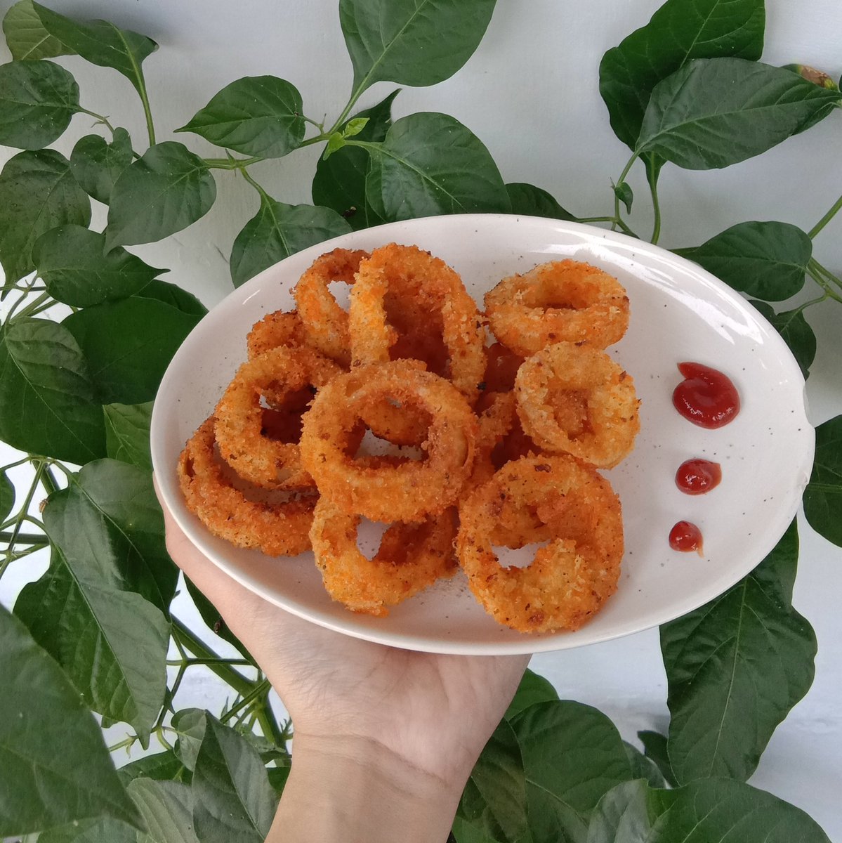 fazadaze's tweet photo. @FOODFESS2 sebelum dibikin, bombaynya rendem di air es dulu biar crunchy, kulit arinya dicopot-copotin aja, balur ke tepung terigu cair kentel trus ke tepung panir. lebih bagus lagi abis dibalur jgn langsung digoreng, melainkan disimpen dulu di freezer biar tepungnya menempel dgn sempurna😼 https://t.co/qov2OF6TYc