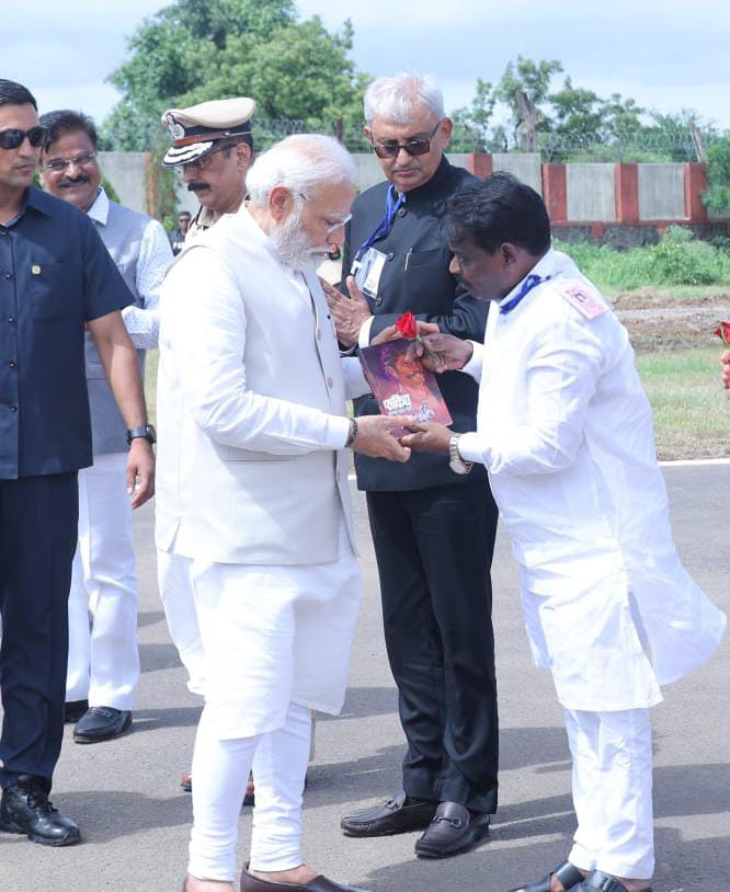 SunilKambleBJP's tweet photo. आज देशाचे लोकप्रिय व कार्यक्षम पंतप्रधान माननीय @narendramodi साहेब पुण्यनगरीच्या दौऱ्यावर होते.

या दौ-यावेळी साहित्यरत्न लोकशाहीर अण्णाभाऊ साठे यांच्या जयंतीचे औचित्य साधून पुणे कॅन्टोन्मेंट विधानसभा मतदारसंघाचे आमदार मा. सुनिलभाऊ कांबळे यांनी मा.पंतप्रधानांच्या भेटीवेळी https://t.co/3cFowXEvEQ