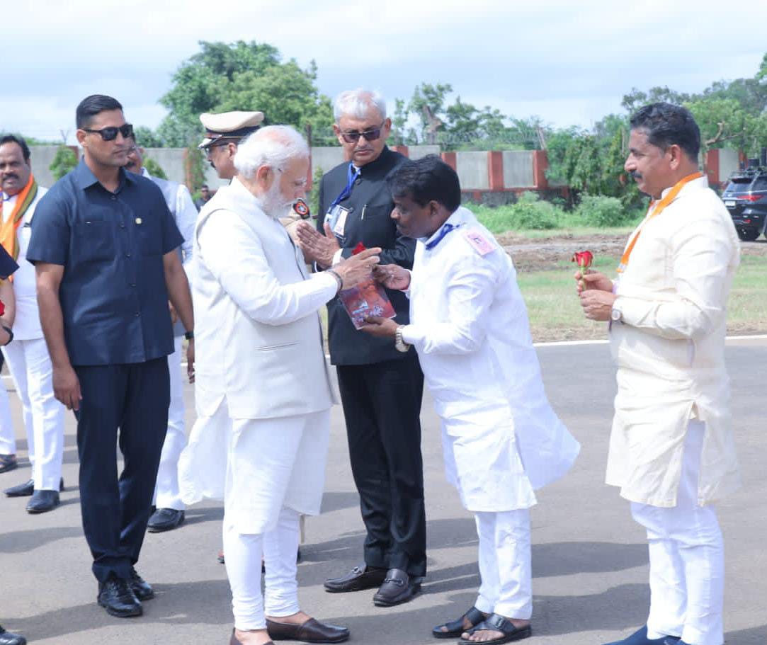 SunilKambleBJP's tweet photo. आज देशाचे लोकप्रिय व कार्यक्षम पंतप्रधान माननीय @narendramodi साहेब पुण्यनगरीच्या दौऱ्यावर होते.

या दौ-यावेळी साहित्यरत्न लोकशाहीर अण्णाभाऊ साठे यांच्या जयंतीचे औचित्य साधून पुणे कॅन्टोन्मेंट विधानसभा मतदारसंघाचे आमदार मा. सुनिलभाऊ कांबळे यांनी मा.पंतप्रधानांच्या भेटीवेळी https://t.co/3cFowXEvEQ