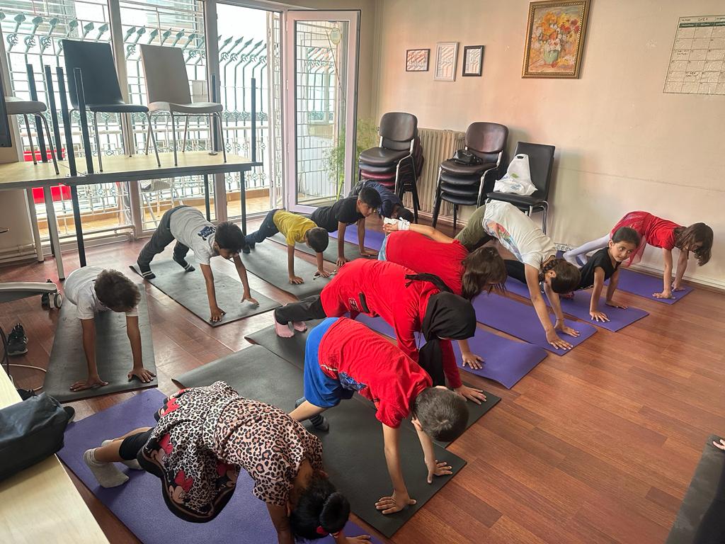 İGAM’ın mülteci çocuklar için düzenlediği sosyal uyum programı jimnastik ve yoga dersiyle devam etti. Arkadaşlarımız Nurhal ve İpek'in düzenlediği etkinlikte çocuklar jimnastik yapıp sonrasında çeşitli oyunlar oynadılar. SHOM’a çocuklarımıza bu imkanı tanıdıkları için teşekkürler
