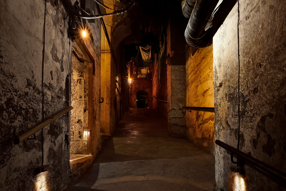 There's just 3 DAYS left until the #EdinburghFringe 🎉🎭 Why not come and visit the city's least congested street (😉) and learn a little more about Edinburgh's unique heritage during the festival? #MaryKingsClose
