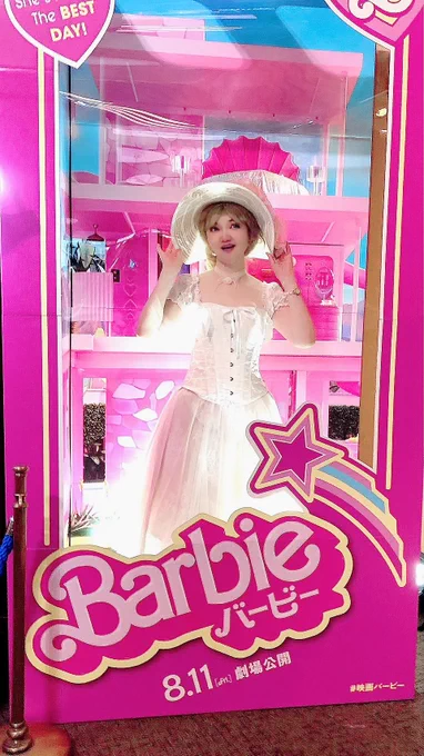 この夏 #Barbie ファッションを楽しみたいと思ってた皆さん、映画館のBarbie boxに入るだけなら無料だよ映え写真は外で撮れるし何ならバービーみたいなモデル気分加工も出来る。ワーナーに映画代払わなくても私達は皆いつでもBarbieになれるよ #NoBarbenheimer #BoycottBarbie