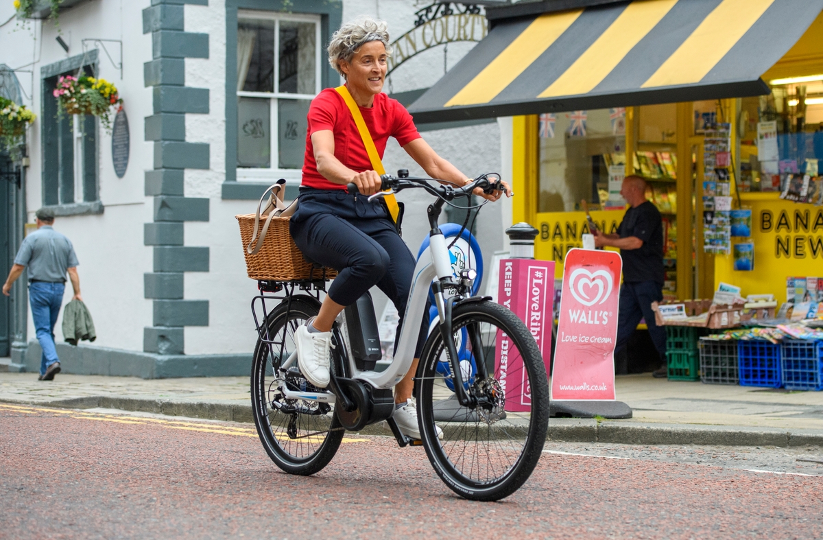 WeAreCyclingUK's tweet photo. Cycling short journeys can boost your fitness and wellbeing. It also tackles climate change and supports the NHS by helping people lead healthier, happier lives.
Use Journey Planner to find your way from A to B this summer: 🌞🗺️ https://t.co/xa7MVJvvAZ
#DriveLessCycleMore https://t.co/JEUPDYlTPx