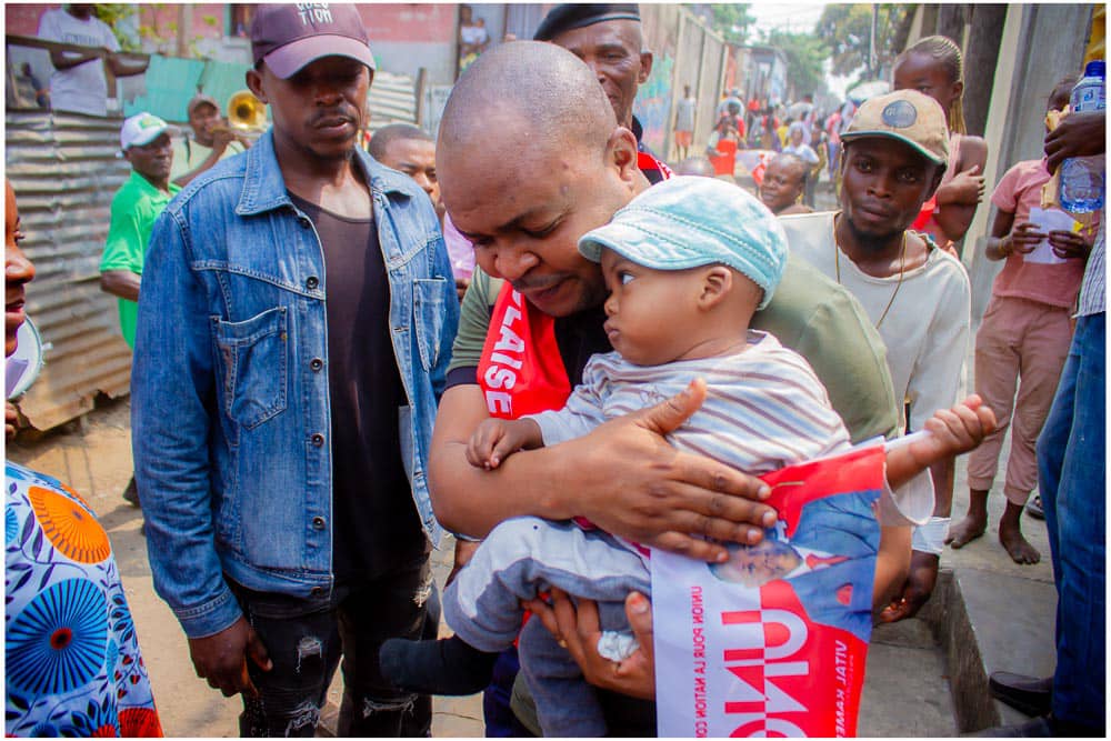 BobelabiR's tweet photo. Si Tu fais des Bonnes Oeuvres et Un Bon Militantisme Politique,ta Rétribution sera Bonne.Saluons l'Engagement acharné,l'Altruisme et le Dynamisme du #Fédéral #UNC /#Bumbu #Pariss #SIAMINA, qui s'est tjrs inscrit parfaitement ds La Logique 150 Députés du #SG @BillyKambale1 5⭐. 👏 https://t.co/KYzPEQFUL0