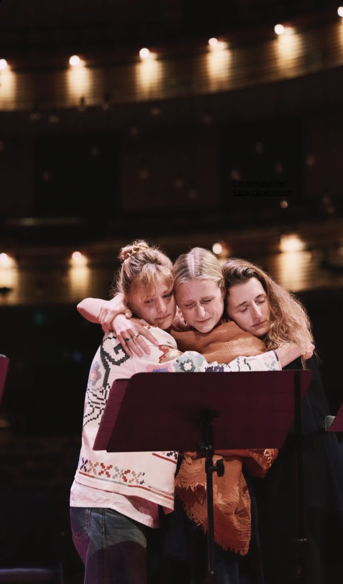 faye_streep's tweet photo. how beautiful are meryl’s girls 🤍 https://t.co/9HxzOht69k