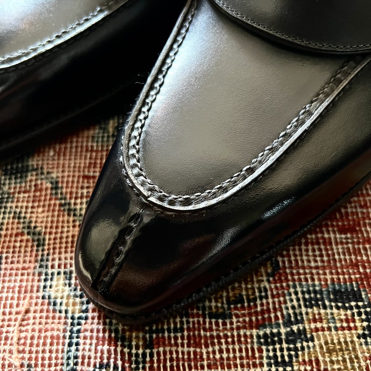 【 ライトアングルスキンステッチ 】

ライトアングル＝直角を意味します。パーツ同士を直角に合わせ、革パーツの断面に糸を通しながら縫い合わせていくもの。スキンステッチ以上に高度な技術のため、熟練職人の中でも選ばれた者しかできません。ソールは英国ハルボロラバー社のダイナイトソール仕様。