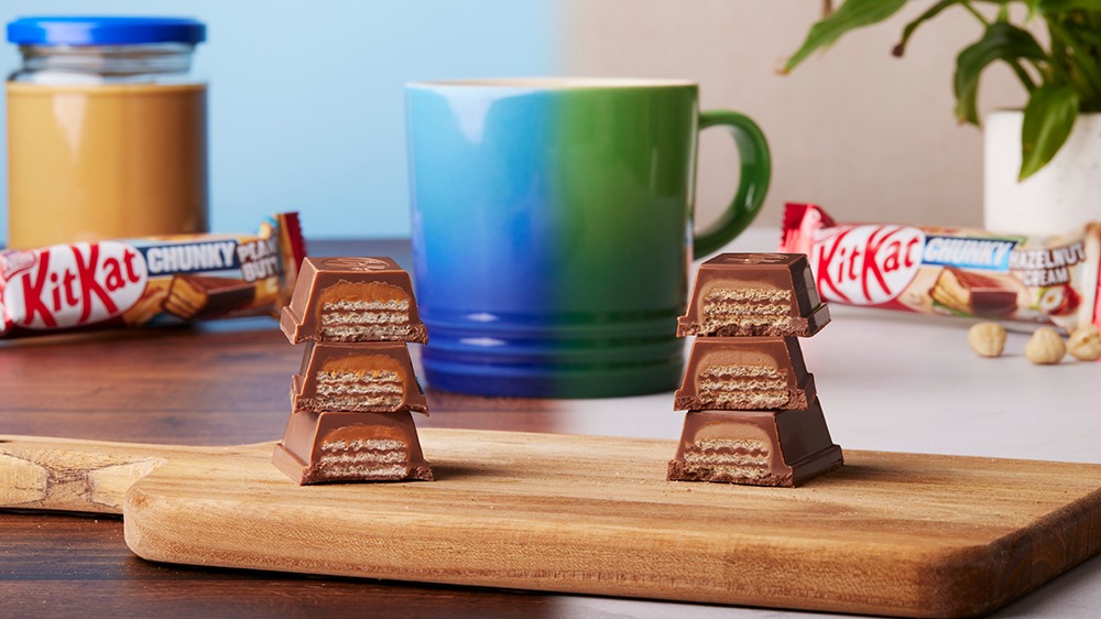 NestleUKI's tweet photo. KitKat Chunky Hazelnut is back to take on KitKat Chunky Peanut Butter in the ultimate Battle of the Breaks! π«
Available in supermarkets and convenience stories now β who are you backing to win the battle? π
#KitKatChunky #BattleOfTheBreaks #HazelnutVsPeanutButter https://t.co/qpeaR2Ol5C