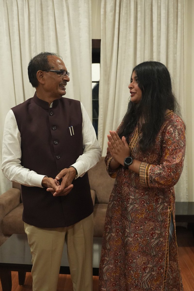 wovtweets's tweet photo. माननीय मुख्यमंत्री शिवराज सिंह चौहान जी @ChouhanShivraj से मिलने का सौभाग्य प्राप्त हुआ। आपके बहुमूल्य समय और चर्चा के लिए अत्यंत आभारी हूँ।

Gratitude and nothing else. 🙏🏻🔱
Thank-you @ChouhanShivraj

#shivrajsinghchouhan #madhyapradesh #bjp #madhyapradeshtourism https://t.co/oWcBDgh3lT