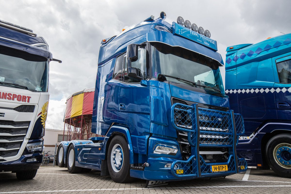 Truckland's tweet photo. [6] Truckland klanten in DAF NL showstraat op het #TruckstarFestival

🚛 DAF XG+ 530 FTS.
Fam. Hooiveld Transport

#DAFfan #DikkeDAF #famhooiveldtransport https://t.co/zAfATQElM7
