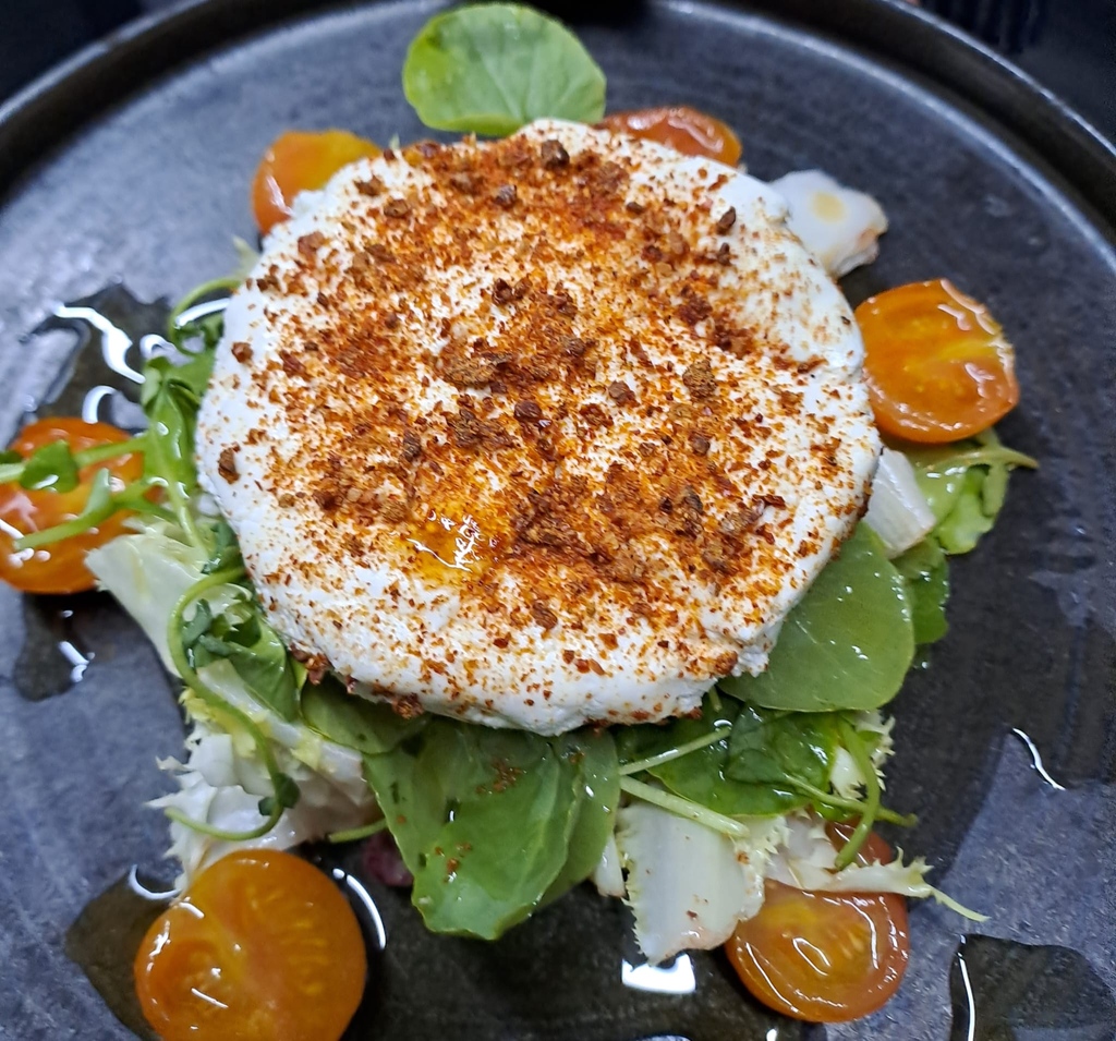 LIstantfromager's tweet photo. Descubriendo la #magiaculinaria de nuestros talentosos alumnos #chefs! 🧀🍅
En esta foto, te presentamos una #creacionunica de nuestro grupo de alumnos chefs en el #restaurante: un delicioso #queso prensado recubierto de polvo de tomate seco y otros #ingredientessecretos. 😍🔥 https://t.co/ej4qKAoYIl