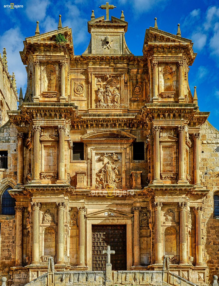 Esta espectacular fachada os recordará a lugares como Roma o a la mismísima Petra, sin embargo, está en Gumiel de Izán (579 habitantes, #Burgos).
La obra es atribuida a Pedro Díez de Palacios y estaría datada entre los S. XVI y XVII
#FelizMartes #arte