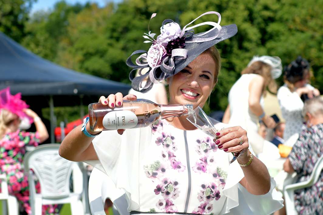 MemoriesRob's tweet photo. 🌞The sun was shining, and the weather stayed nice throughout this year's Newcastle Racecourse Ladies Day 2023!  I had the privilege to be there to photograph the prestigious Style Awards. #newcastleracecourse #LadiesDay2023 #styleawards #newcastle https://t.co/8JKErRbvAd