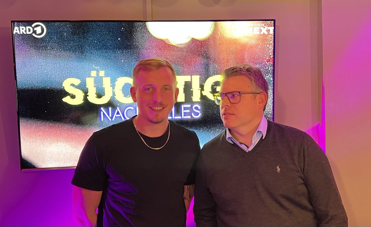 ChrisMontag77's tweet photo. War schön in Bremen. Habe mich gut mit @HubertusKoch unterhalten. Unter anderem über unsere Herzensvereine #Schalke04 (Hubertus) und den #Effzeh (Christian), vor allen Dingen aber über #Smartphones und #SocialMedia. Demnächst auf Süchtig nach Alles. https://t.co/mAwghbkRGd https://t.co/ftVTph8LAJ