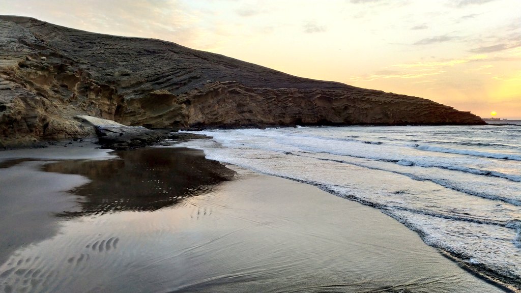 ChineaJesu's tweet photo. Así amanece hoy por Montaña Pelada @_canaryweather @VickyPalmaMeteo https://t.co/nHHstQaJ7t