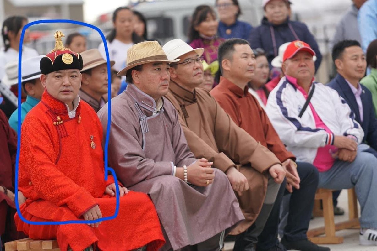 Хөгжлийн банкнаас 50 тэрбумыг аваад ШҮҮХ-ээр 25саяаар Торгуулийн ЯЛ аваад НААДАМ хэсээд явна Доромжлоод л явна ийм боломж байвал баяжих ч амарханлдаа 😡