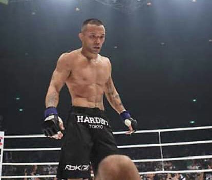 makaino23's tweet image. 通常体重よりちょっとだけ重い階級で試合していた男、山本KID徳郁。減量や水抜きに縁がなかった唯一無二の超一流。

減量事故の話題が飛び交ってるけど、もし彼が生きてれば「そんな無理なダイエットして弱くなって試合しなくたっていーじゃん」て言うだろうなぁ。
#山本KID徳郁 #神の子 #修斗