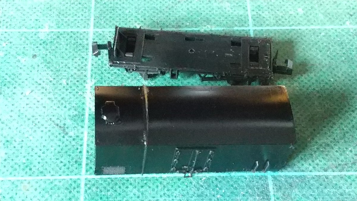 lXnQBWgjbcn5Ifl's tweet photo. 貨車を作ろう
組立が終わったら黒色を下回りは半艶を車体は艶有りを塗装しました
#model21 https://t.co/jLd0zVUZ7M