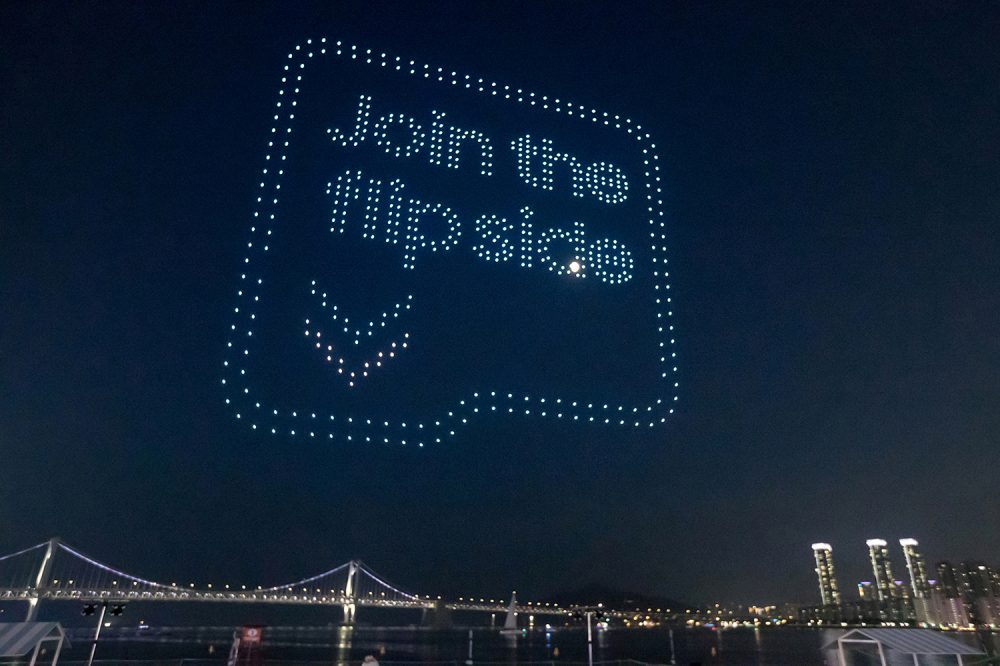 a_for_albert's tweet photo. Man Samsung's advertising is insane 🔥

600 drones to create a light show on Gwangalli Beach, South Korea https://t.co/qGSsqvPMfn