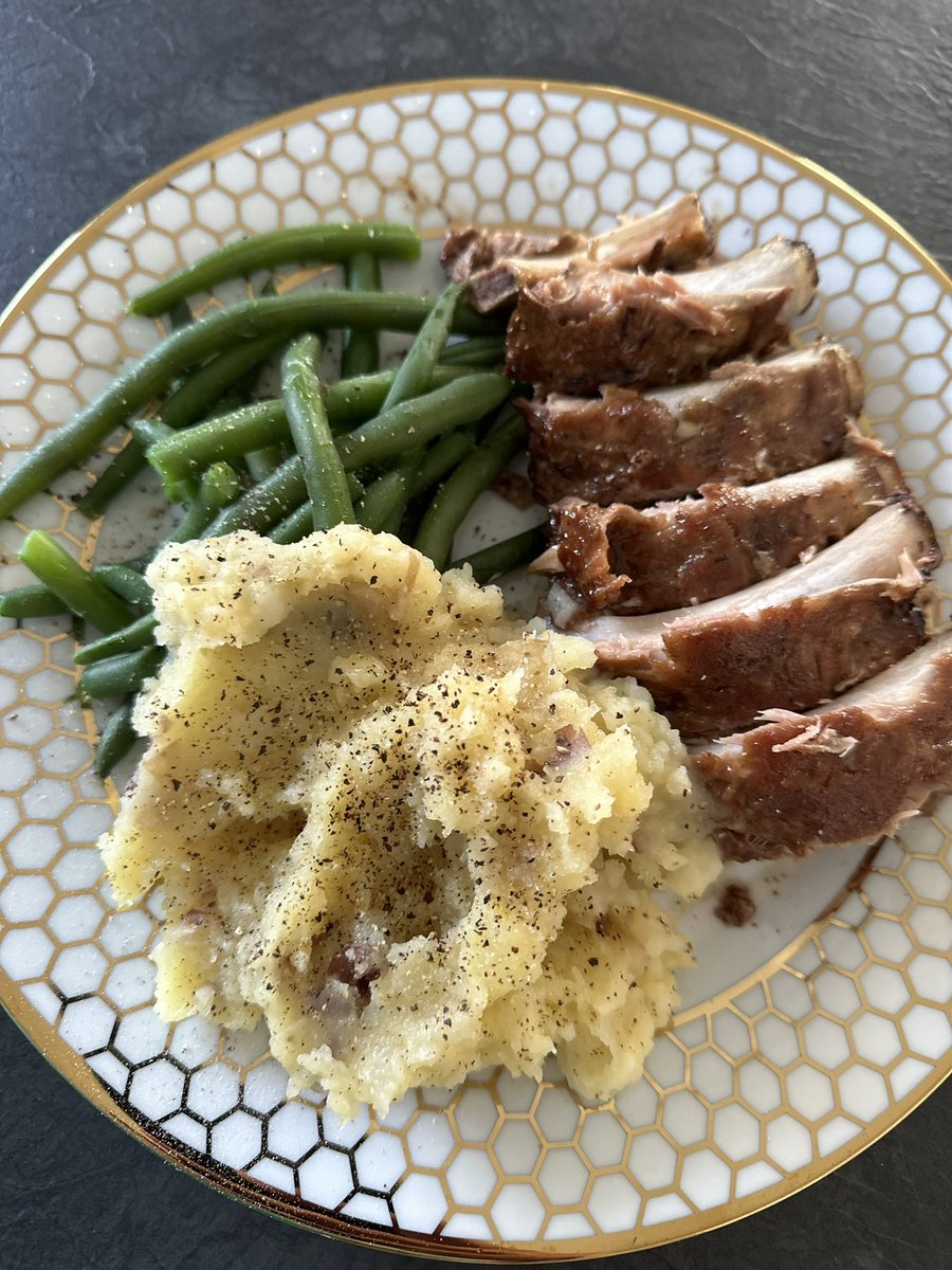 CookingUncleB's tweet photo. Honey BBQ Ribs, Mashed Potatoes, and Green Beans! #yummy #HealthyEating #Mmmm https://t.co/Sa5rOR4opl