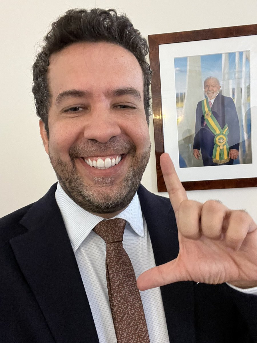 AndreJanonesMG's tweet photo. Chegando na embaixada do Brasil aqui em Roma e já dou de cara com essa foto! Bons presságios! Não sou supersticioso, mas de toda forma fiz L por precaução! 🤣🤣 https://t.co/6GOw8sQC7e