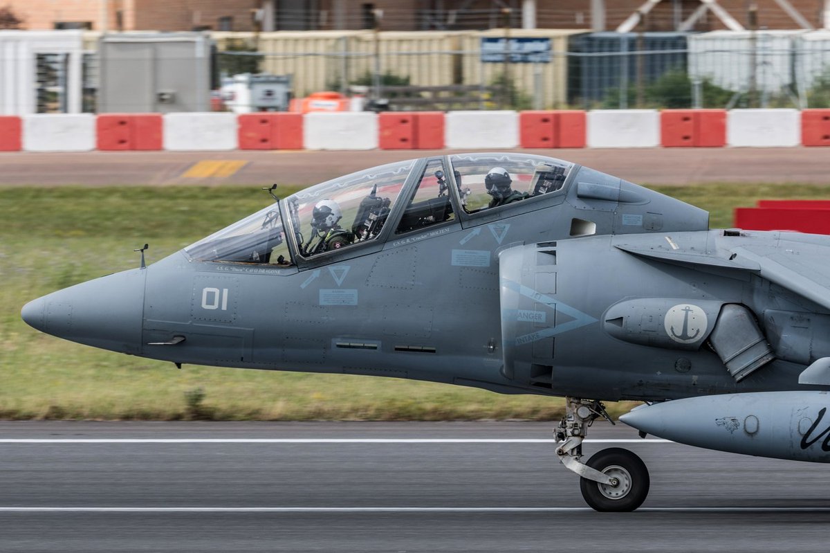 shghr666's tweet image. イタリア海軍（Marina Militare Italiana） GRUPEAR AV-8B+/TAV-8B Harrier II #RIAT2023

おなじみの単座型とレアな複座型。 やっぱりこの複座型のフォルムには慣れない🤣