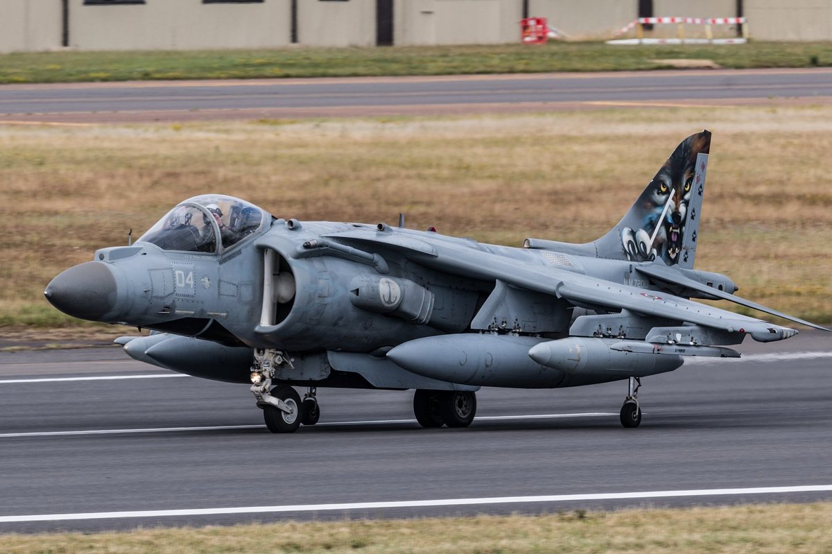 shghr666's tweet image. イタリア海軍（Marina Militare Italiana） GRUPEAR AV-8B+/TAV-8B Harrier II #RIAT2023

おなじみの単座型とレアな複座型。 やっぱりこの複座型のフォルムには慣れない🤣