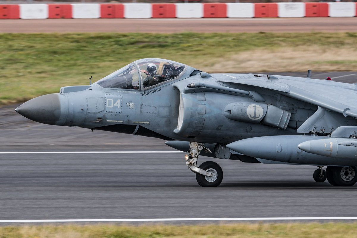 shghr666's tweet image. イタリア海軍（Marina Militare Italiana） GRUPEAR AV-8B+/TAV-8B Harrier II #RIAT2023

おなじみの単座型とレアな複座型。 やっぱりこの複座型のフォルムには慣れない🤣