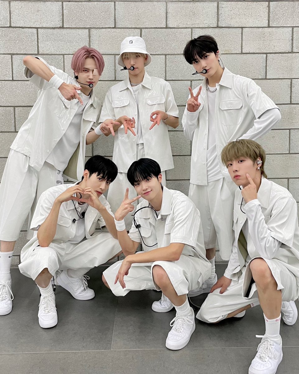 official_MIRAE's tweet photo. [📷]
2023.08.01
SBS M, SBS FiL 더쇼 (+ Special MC 동표)

#미래소년 #MIRAE
#MIRAE_BwbB #JUMP!
#SBSM #SBS_FiL #더쇼 https://t.co/0gFKGNSUjl